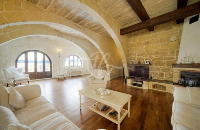 House of Character with pool for rent in Zejtun