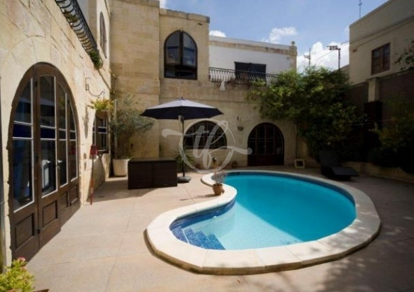 House of Character with pool for rent in Zejtun