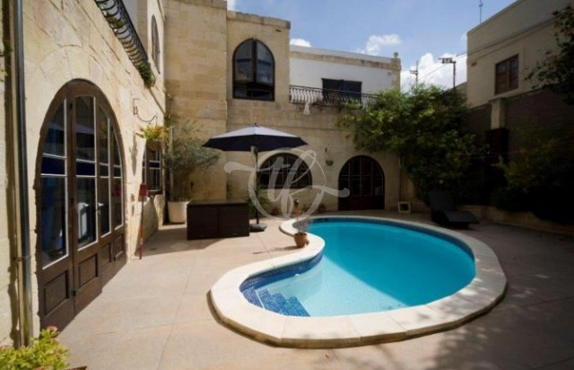 House of Character with pool for rent in Zejtun