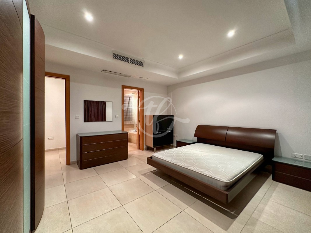 Seafront Apartment for rent in Sliema