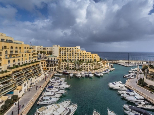 Luxurious Seafront Apartment in St Julians