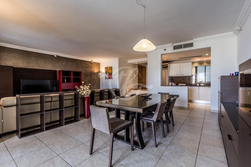 Luxurious Seafront Apartment in St Julians